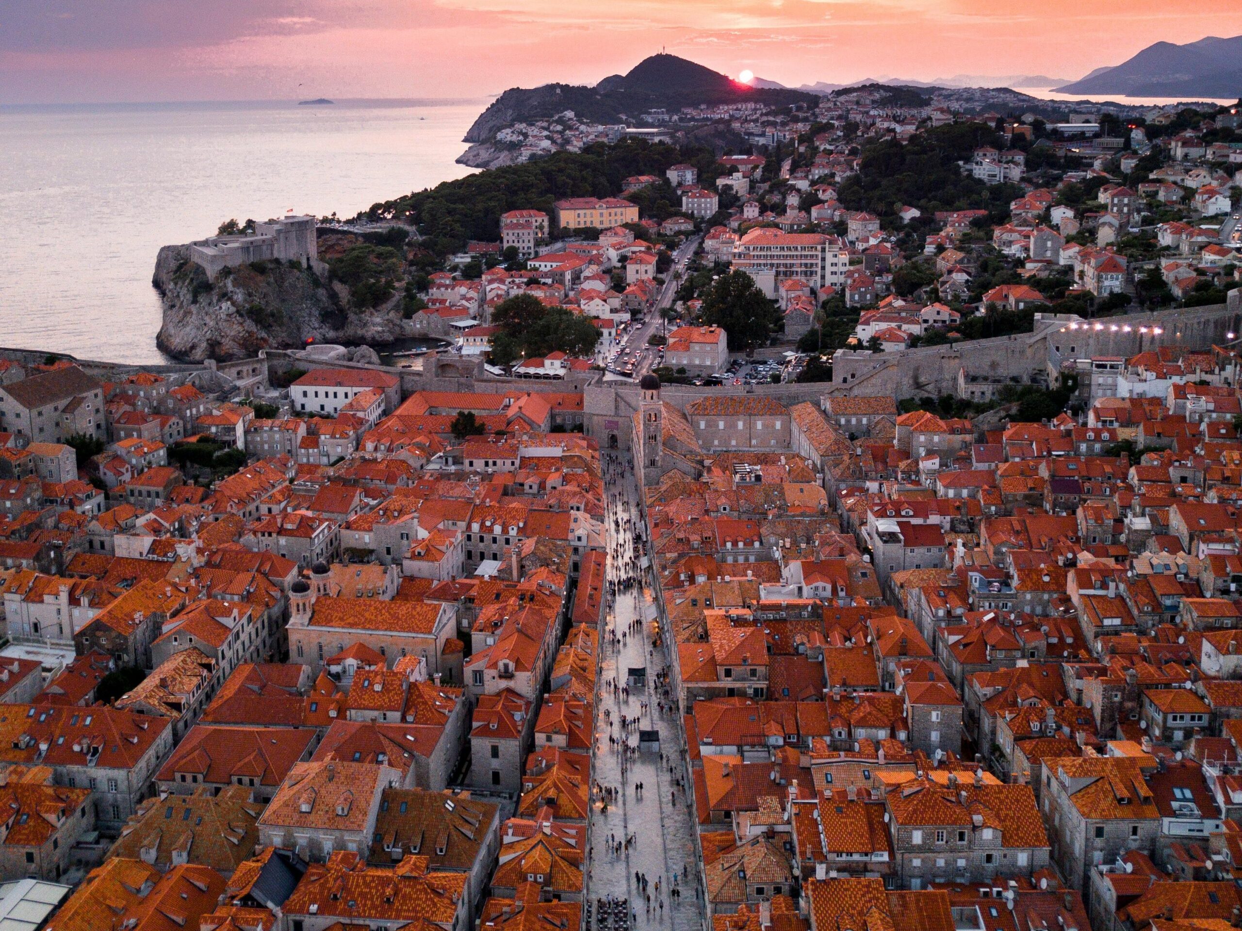 Oranje daken in Kroatië aan de zee