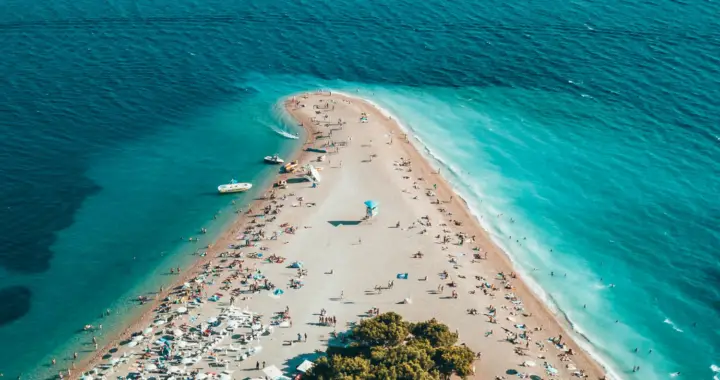 Blauwe zee in Kroatië met strand