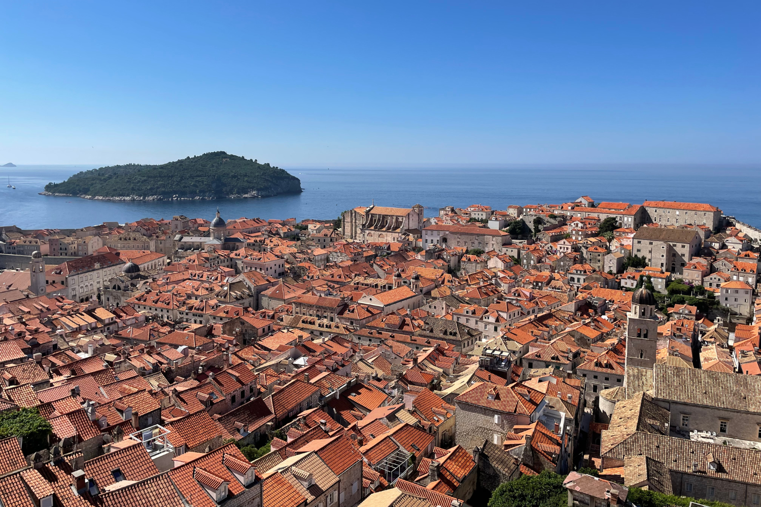 Oranjerode daken in Kroatië aan Adriatische Zee