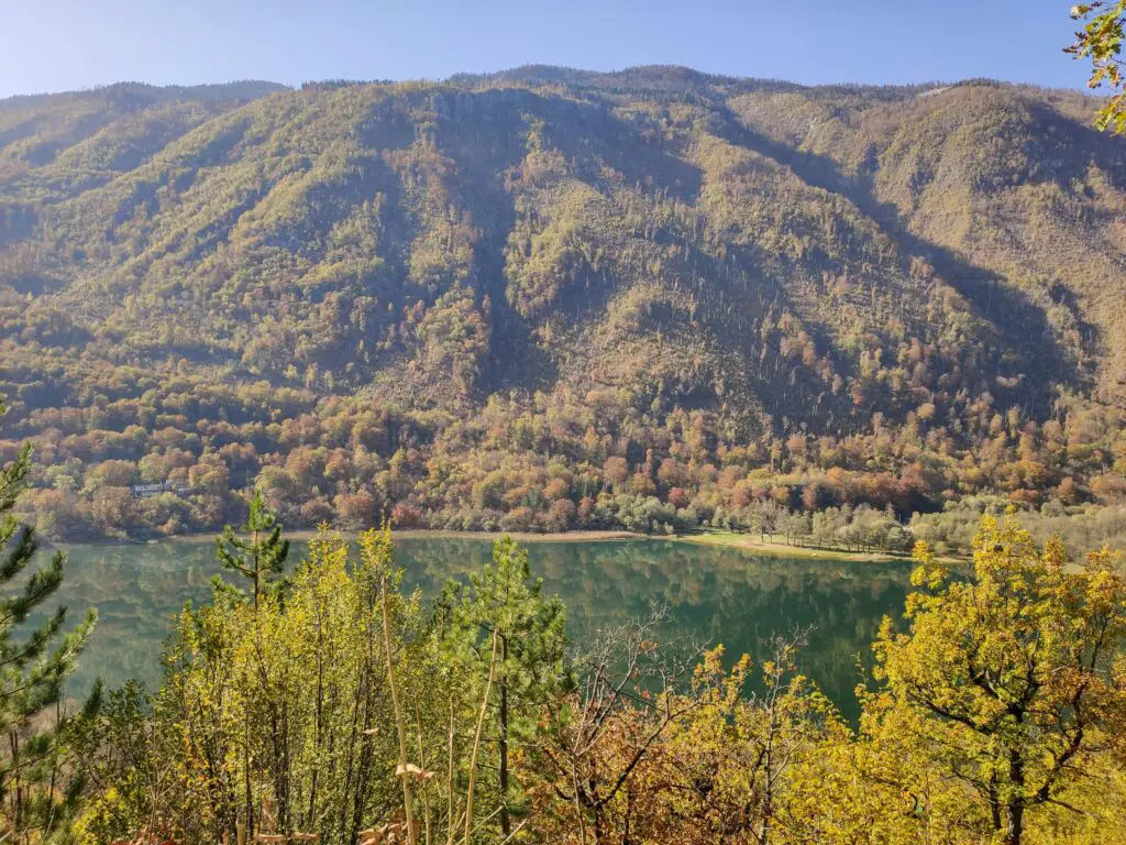 Bergen en meer in Konjic in Bosnië en Herzegovina