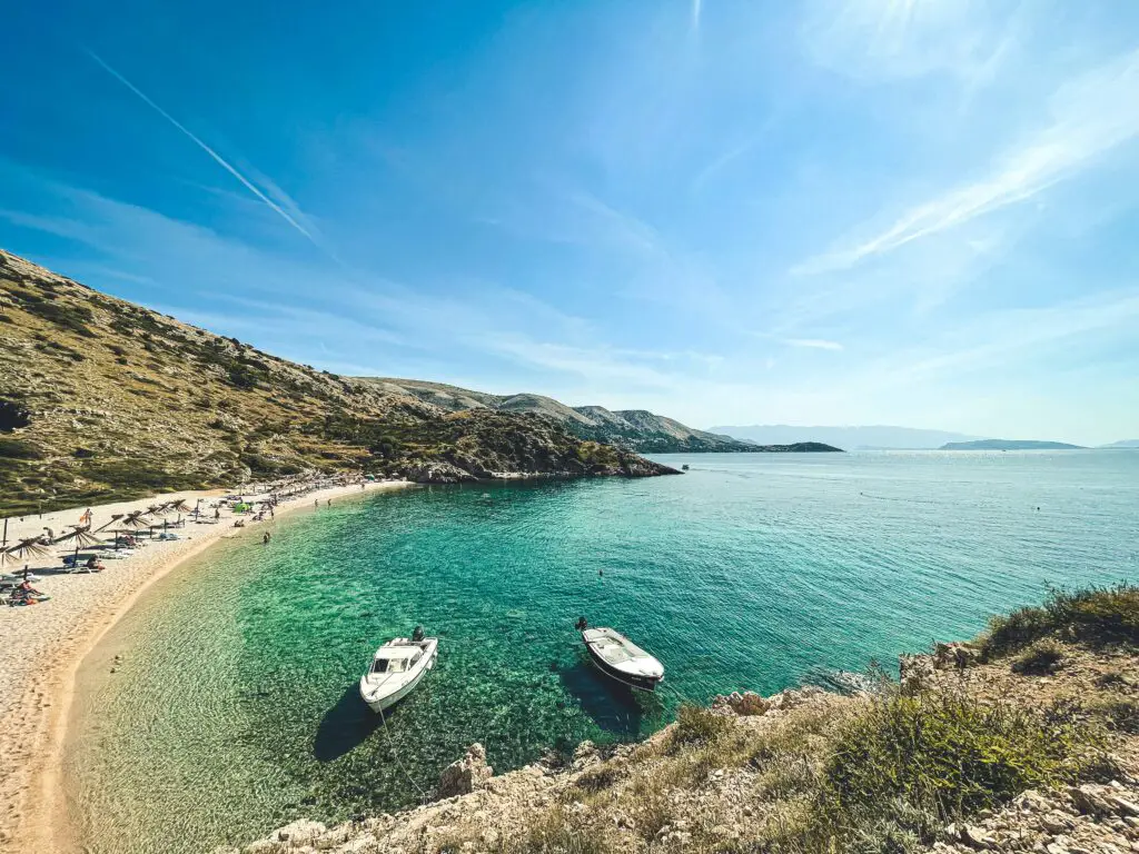 Bootjes en strand Oprna Bay in Kroatië