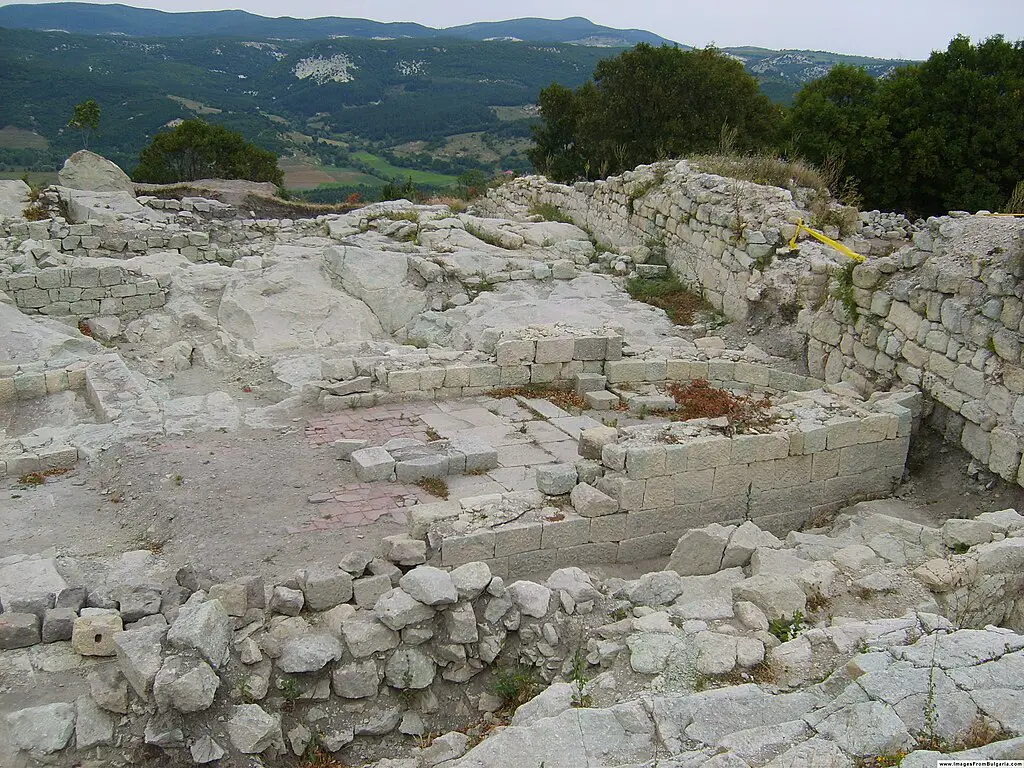 Ruïnes en overblijfselen van Perperikon in Bulgarije