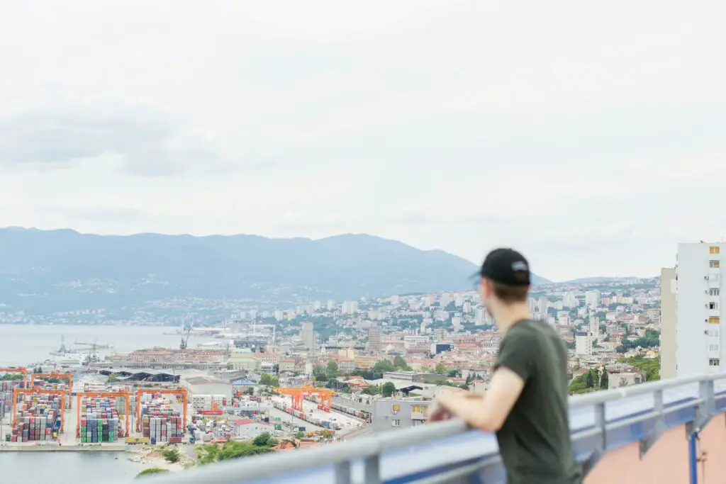 Man met uitzicht op Rijeka in Kroatië