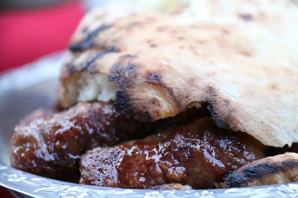 Bosnische ćevapi, ćevapčići met saus in Turks lepina brood