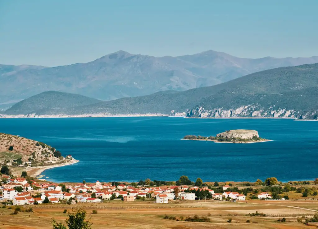 Uitzicht op Meer van Prespa en Kleine Prespameer in Albanië