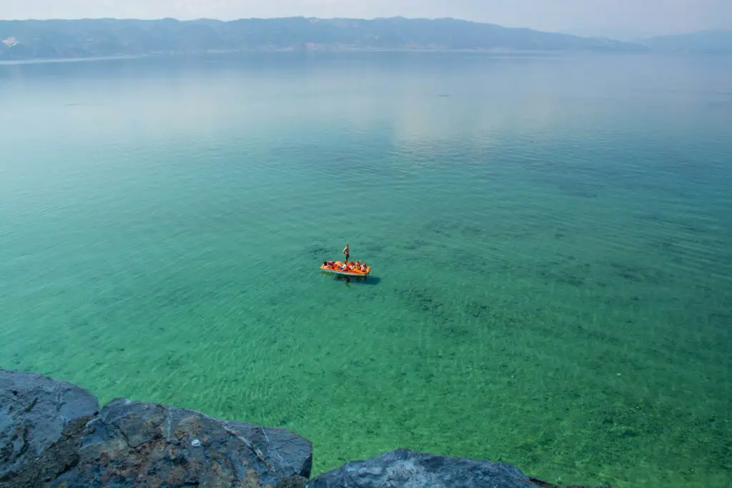 Bootje vaart in Ohrid Meer in Albanië