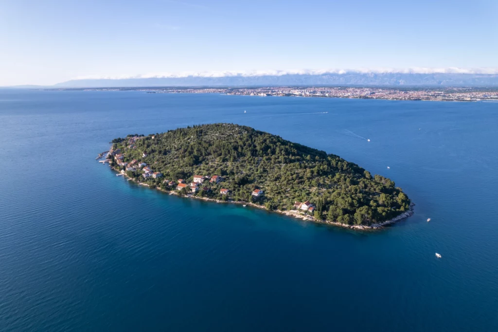Uitzicht op kleinste eiland van Kroatië Ošljak