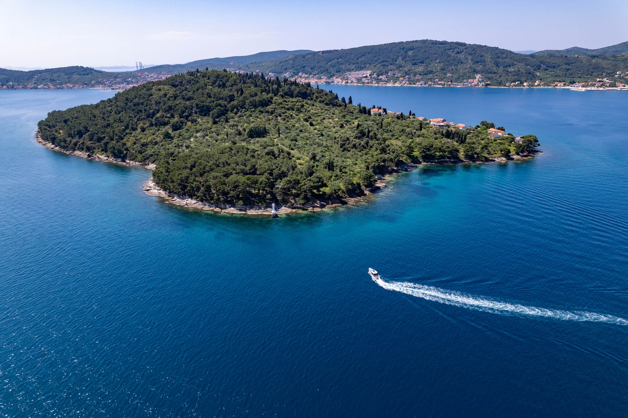 Uitzicht op Adriatische Zee en eiland Ošljak
