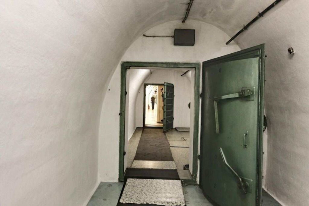 Metalen deuren in Tito's Bunker ARK D-0 in Konjic
