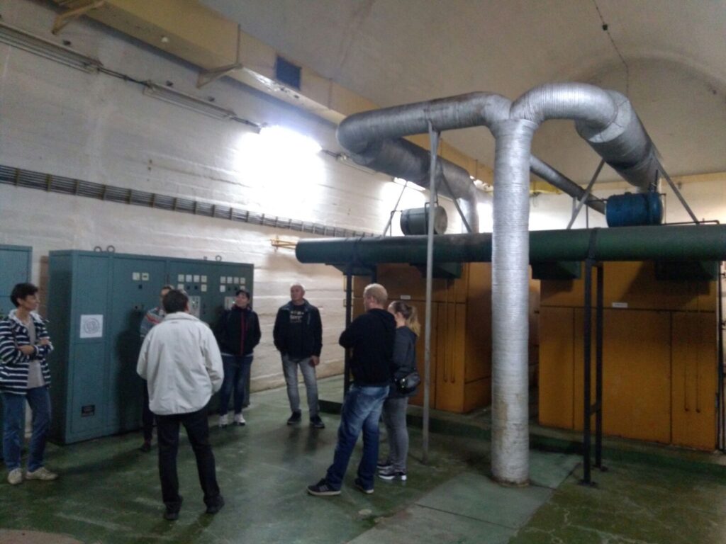 Mensen bezoeken Tito's Bunker ARK D-0 in Konjic