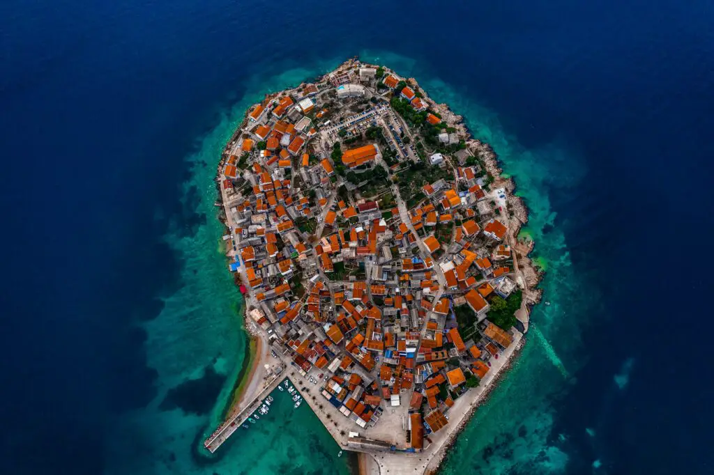 Luchtfoto van gebouwen en water in Primosten in Kroatië
