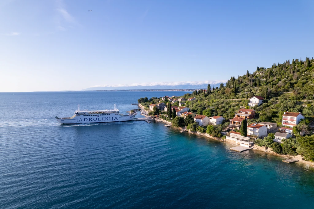 Veerboot Jadrolinija van haven van Gaženica in Zadar naar Ošljak 