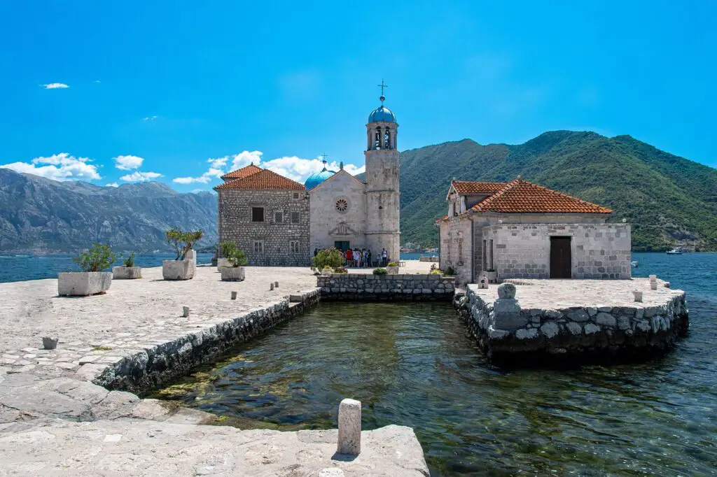 Bezoekers op Our Lady of the Rocks in Perast