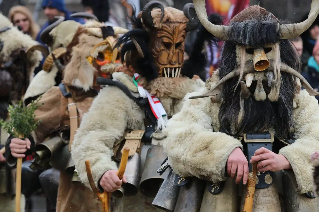 Mannen dragen kukeri maskers tijdens kukeri festival