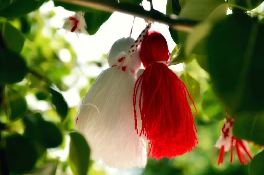 Bulgaarse martenitsa hangend in een boom