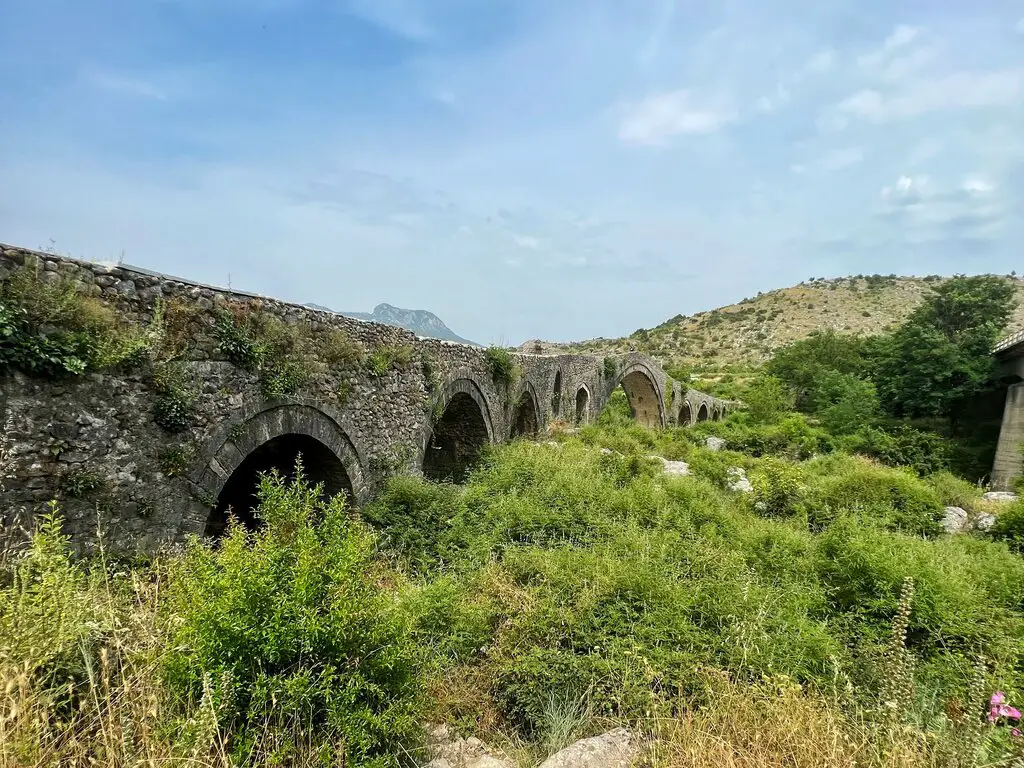 De Mesi Bridge in Mes in Albanië