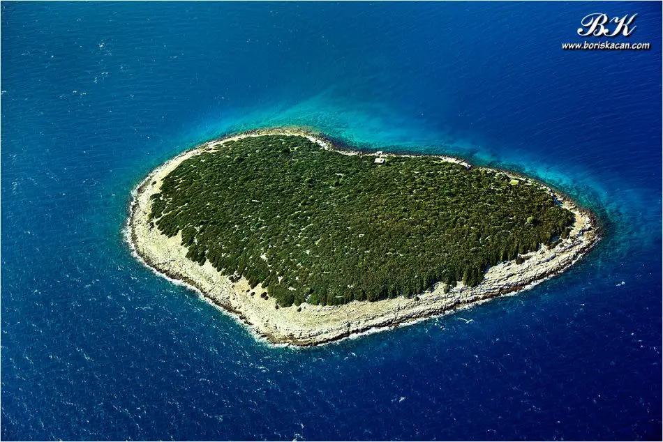 Hartvormige eiland Mrtonjak in Kroatië 