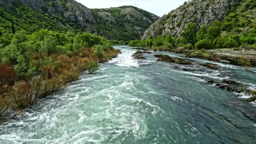 Koudste rivier ter wereld Neretva bij Jabuka berg