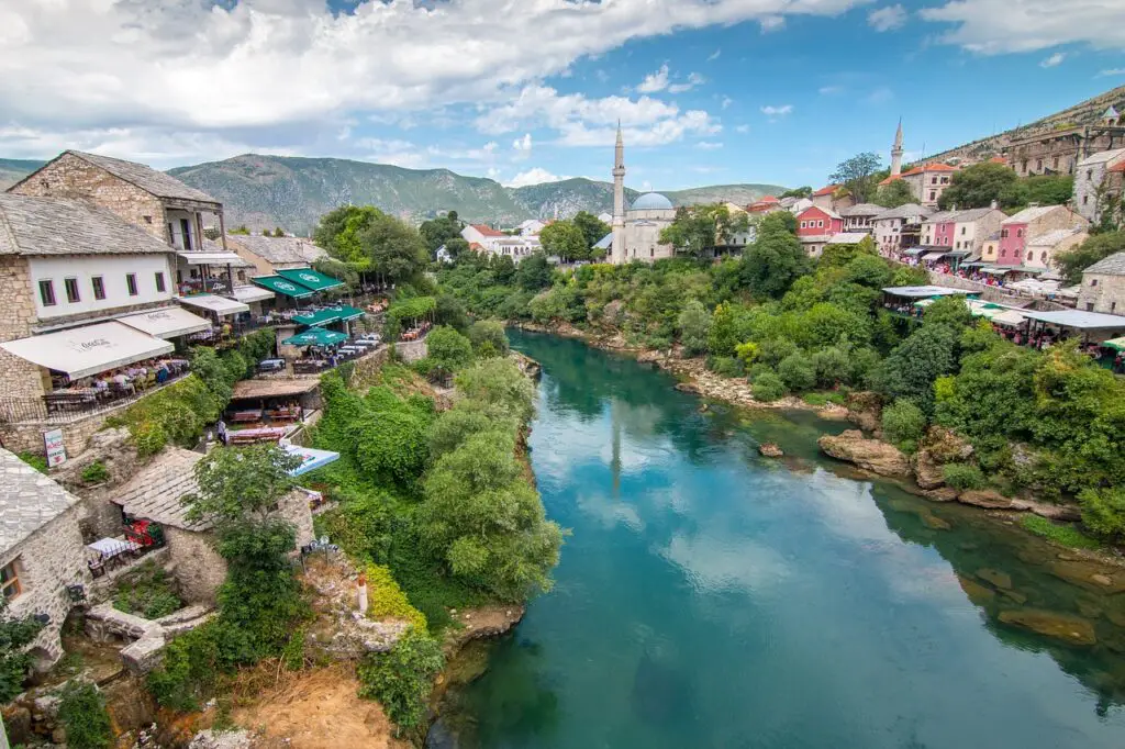 Koudste rivier ter wereld Neretva stroomt door Mostar in Bosnië en Herzegovina