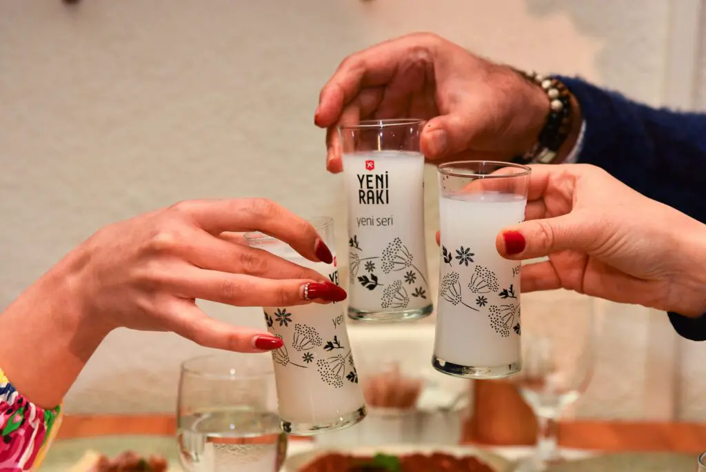 Mensen proosten met rakija met raki glazen