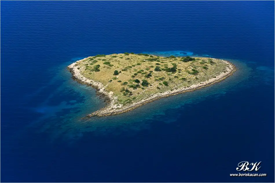 Hartvormige eiland Rončić in Kroatië 