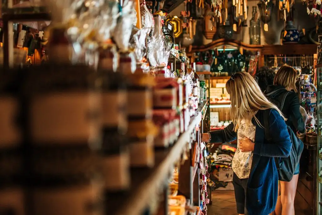 Souvenirwinkel in Bulgarije met Bulgaarse souvenirs