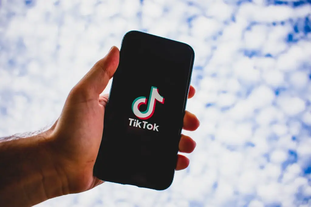 Telefoon in hand met TikTok Albanië