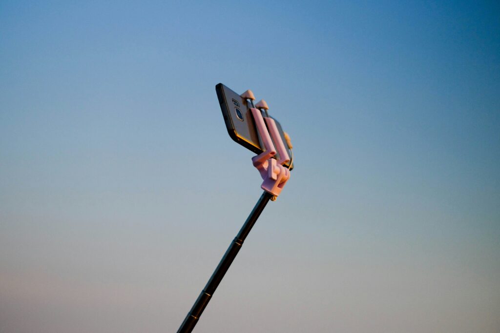 Selfiestick met telefoon voor TikTok