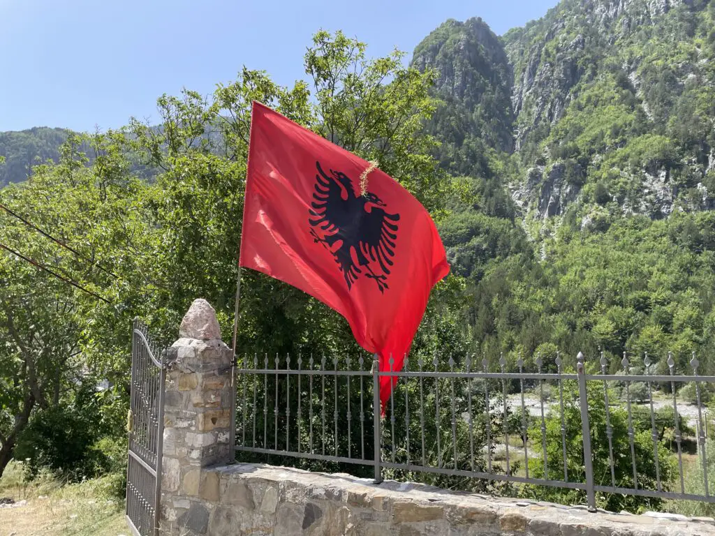 Albanese vlag wappert in de wind