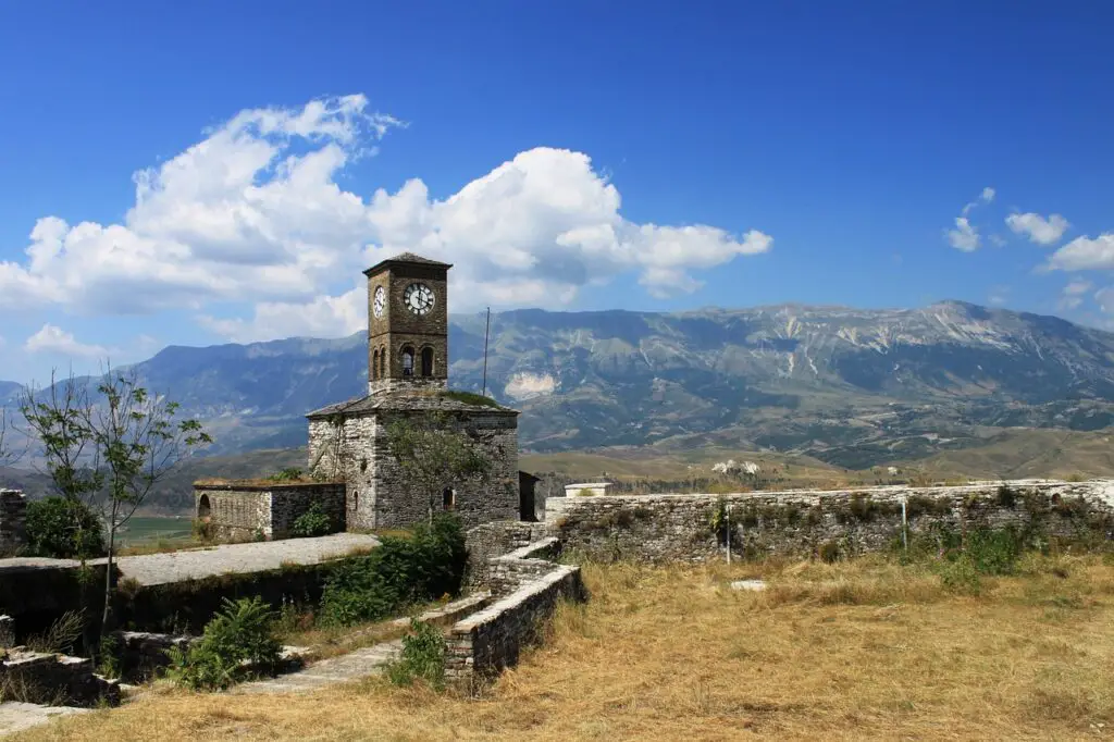 Uitzicht over landschap en bergen van Albanië