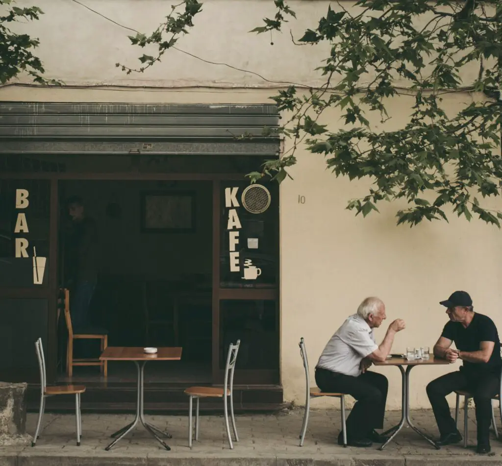 Mannen genieten van cultuur van Albanië