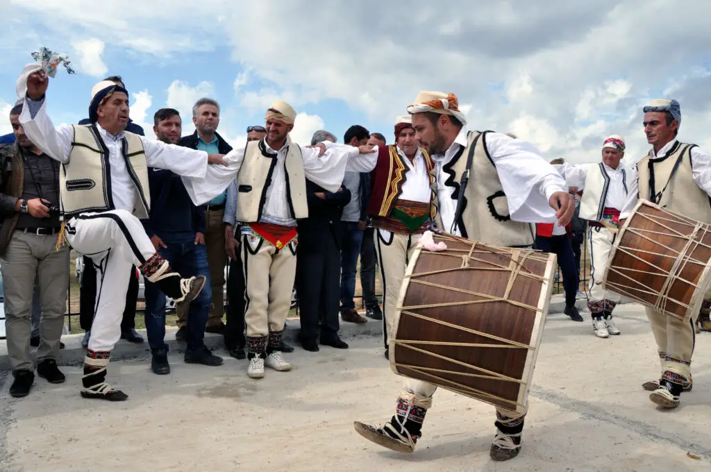 Albanese mannen spelen muziek in Gorani volkskleding