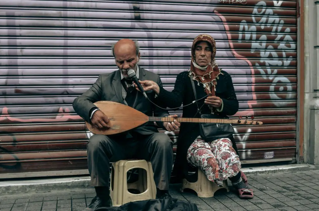 Man bespeelt Albanees instrument de çifteli