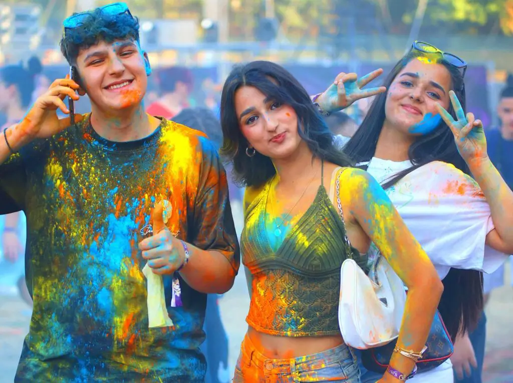 Gekleurde mensen op Colour Day Festival in Albanië