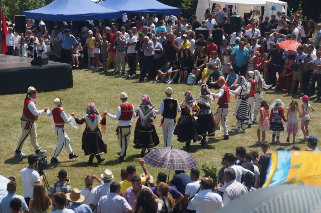 Albanese families dansen samen op een veld