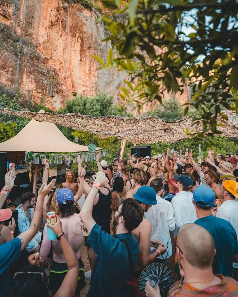 Dansende mensen op Albanees muziekfestival