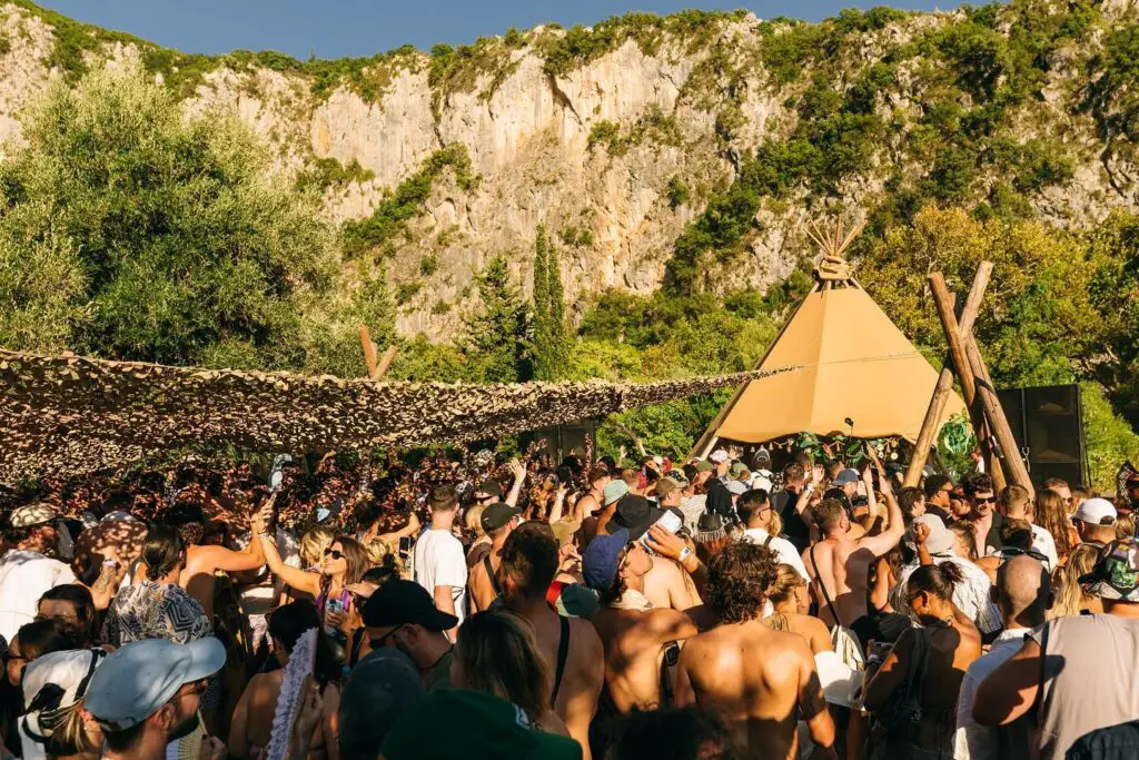 Dansende mensen op ION Festival in Albanië