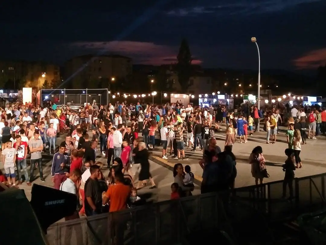 Plein met mensen op Korca Beer Festival in Korçë