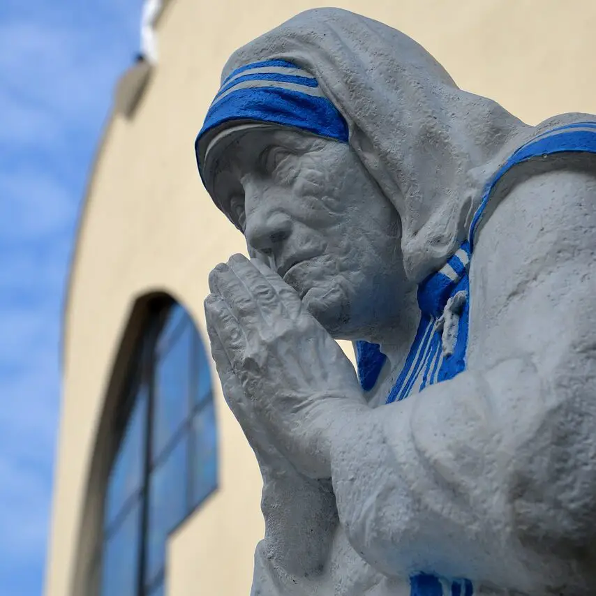 Standbeeld Moeder Teresa in Albanië