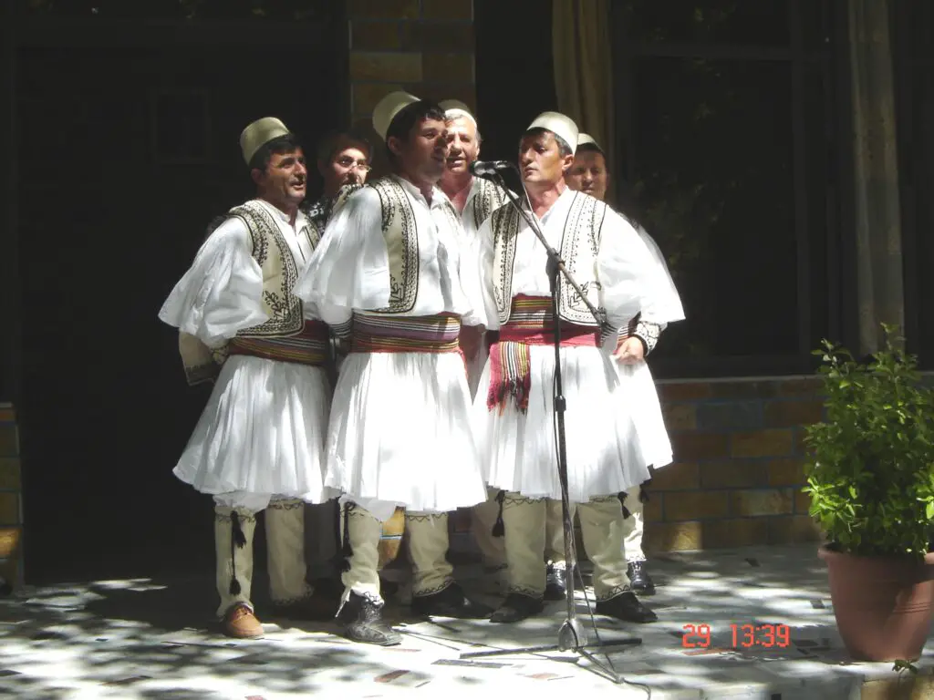 Mannen zingen Albanese muziek in Zuid-Albanië