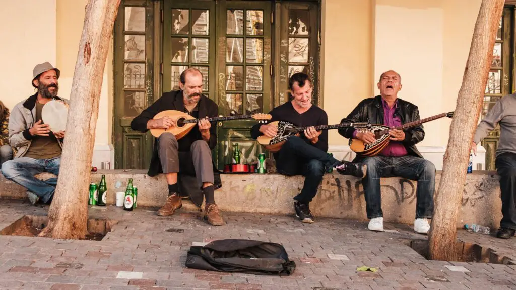 Mannen spelen muziek in de Balkan