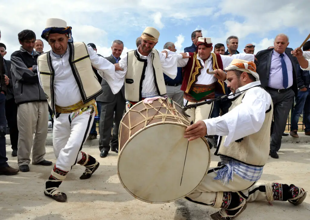 Gorani mannen in traditionele Albanese kleding dansen
