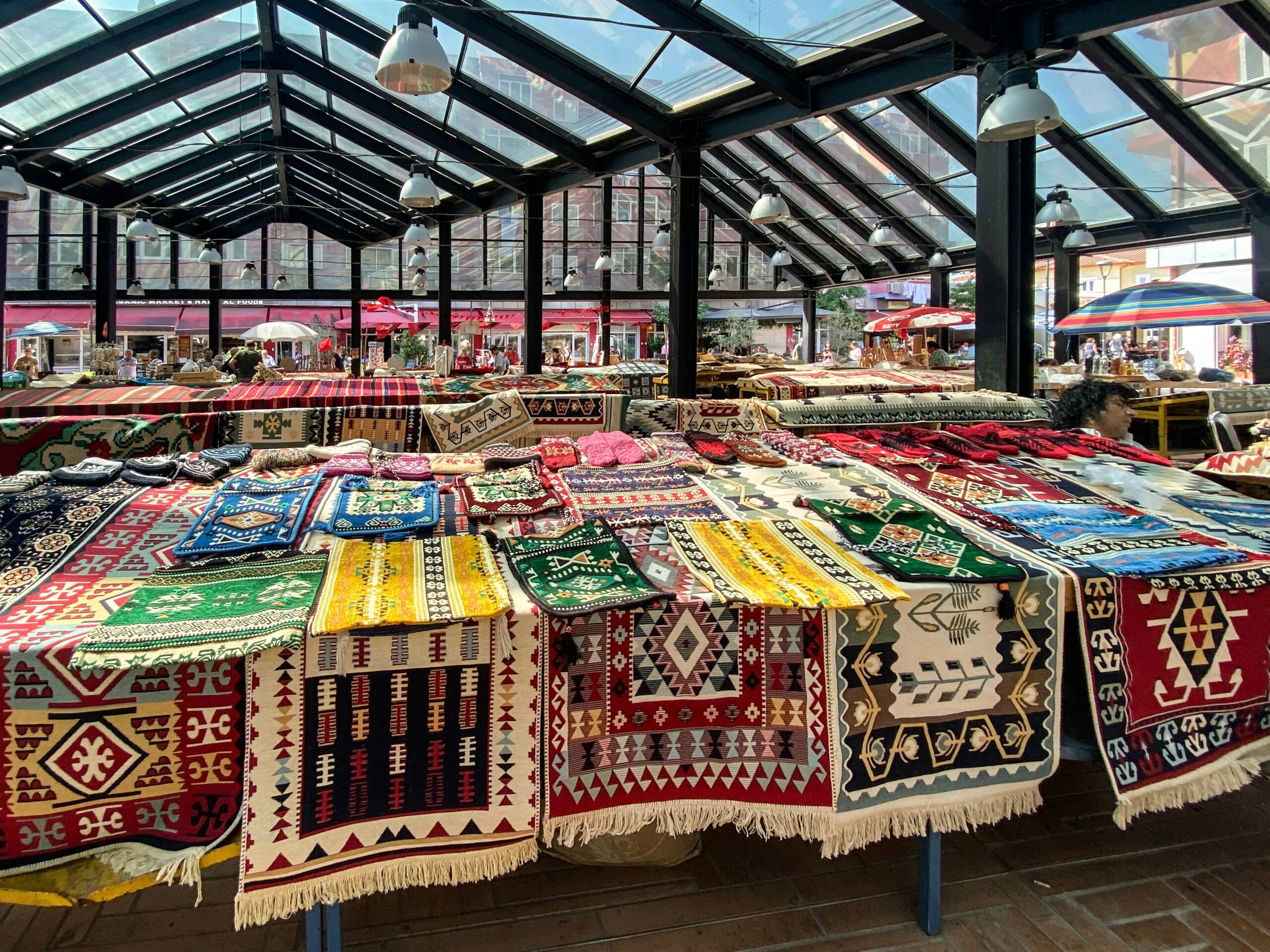 Bezoek Pazari i Ri bazaar in Tirana