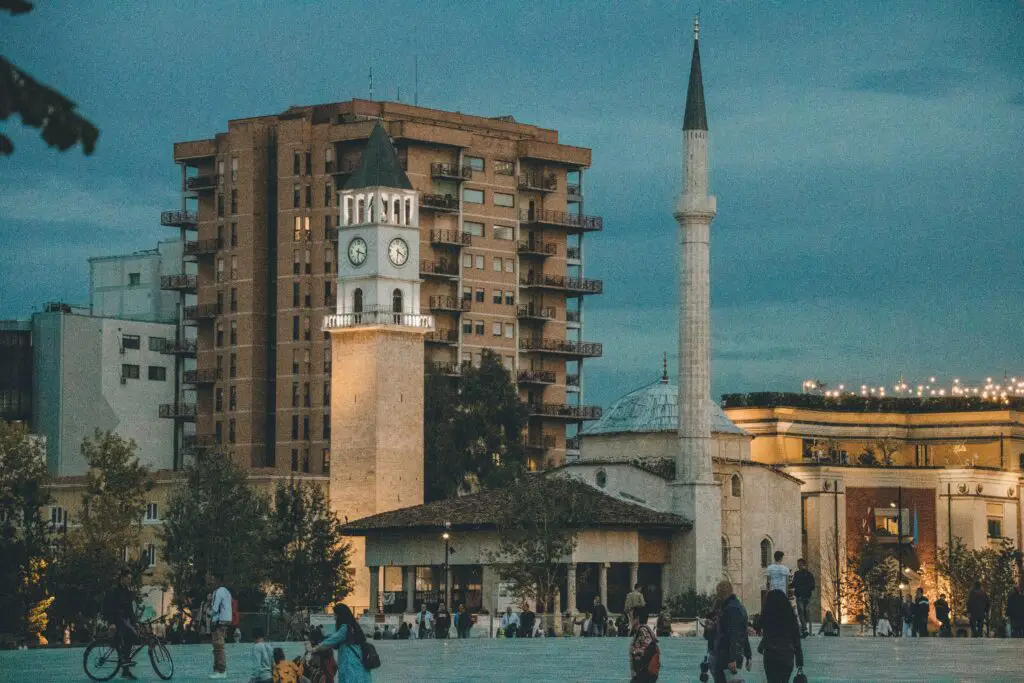 Wandelen door kleurrijke Blloku tijdens stedentrip Tirana