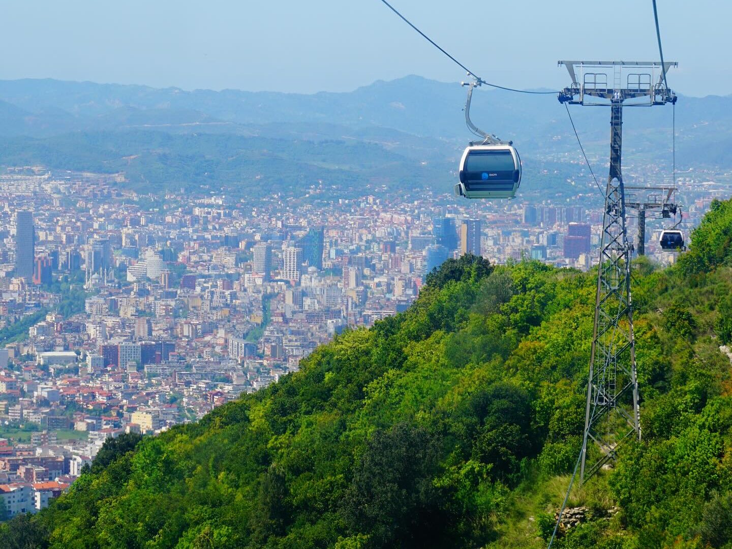 Dajti berg op met Dajti Express Kabelbaan in Tirana