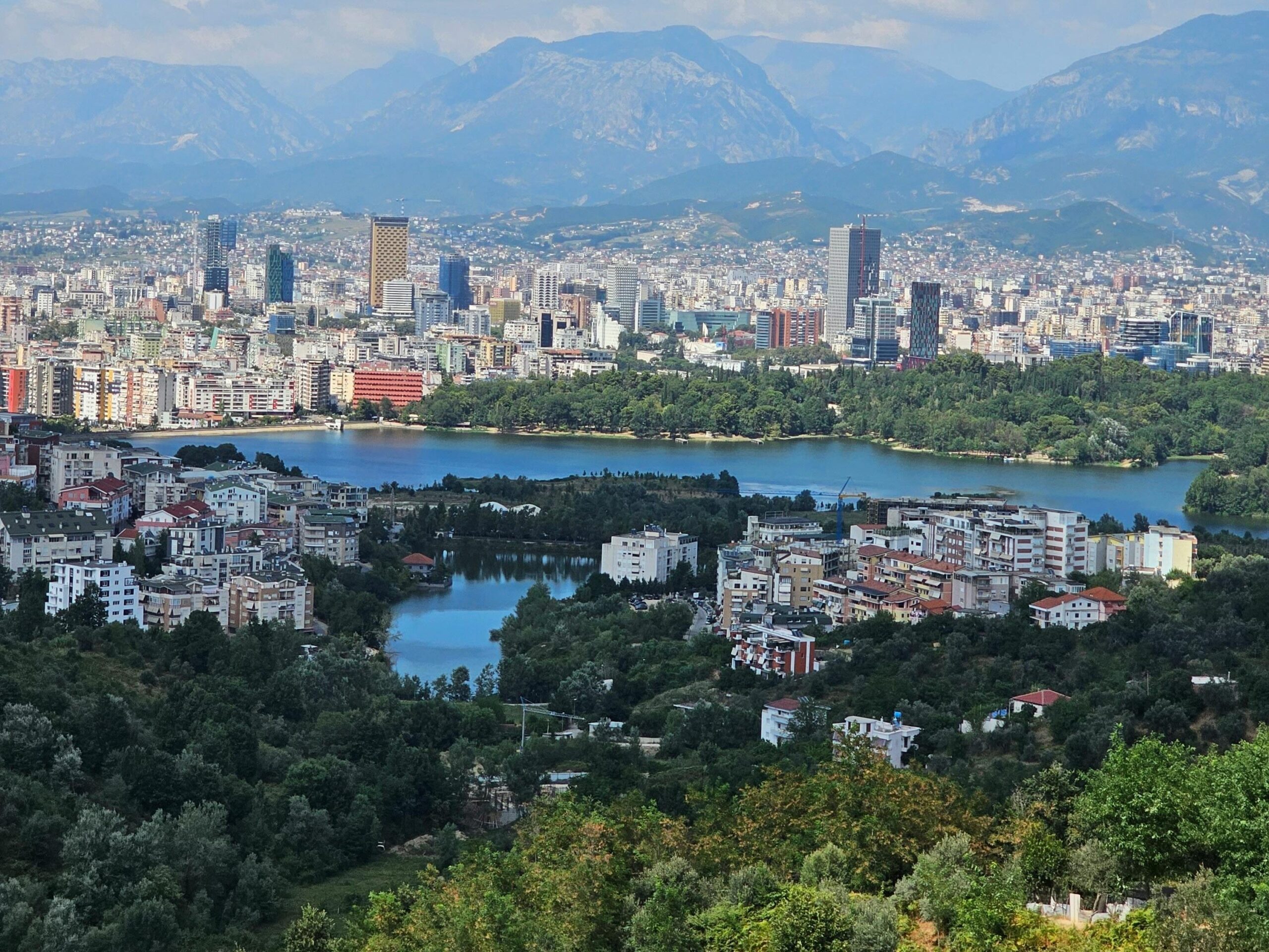 Wandel door Grand Park van Tirana tijdens stedentrip