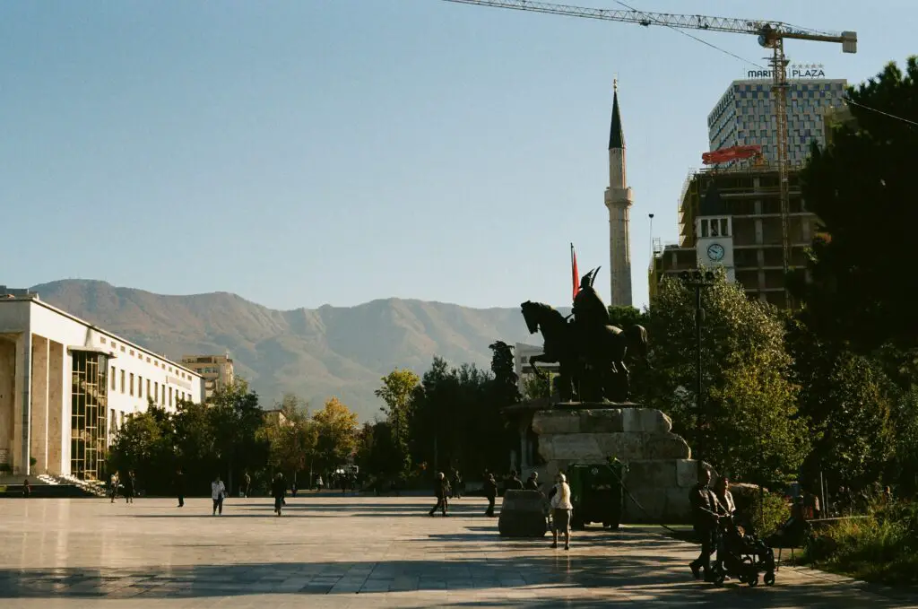 Skanderbegplein met standbeeld in Tirana in Albanië