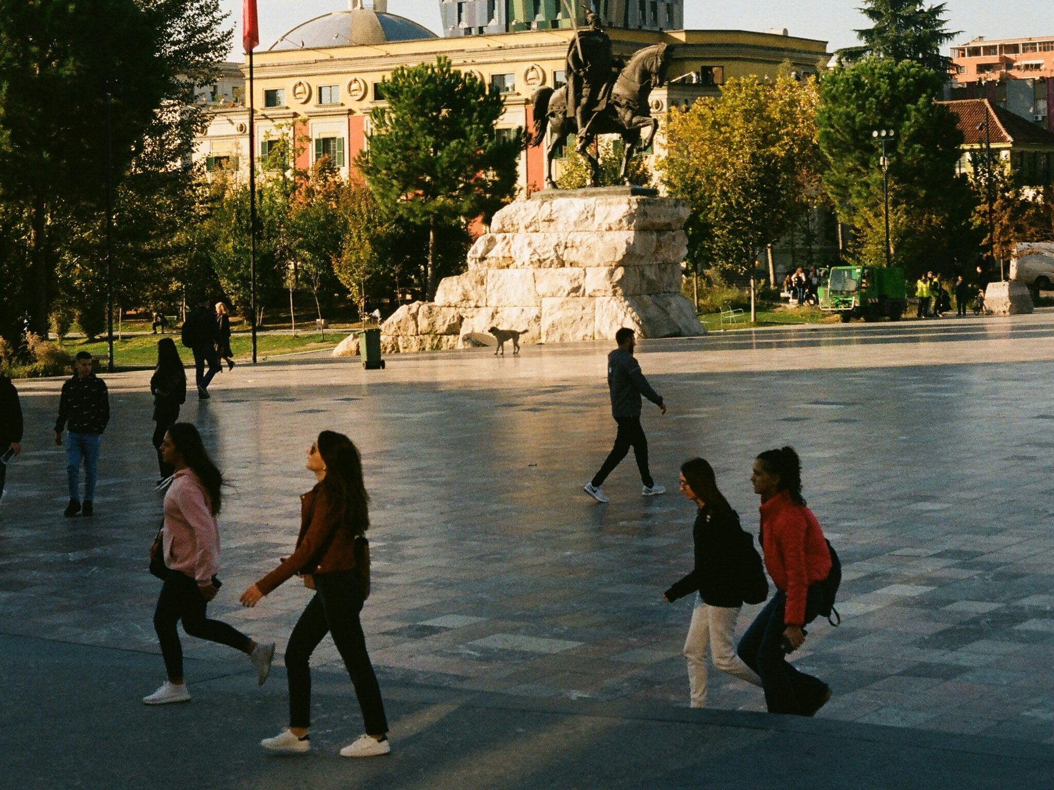 Mensen wandelen over Skanderbegplein in Tirana