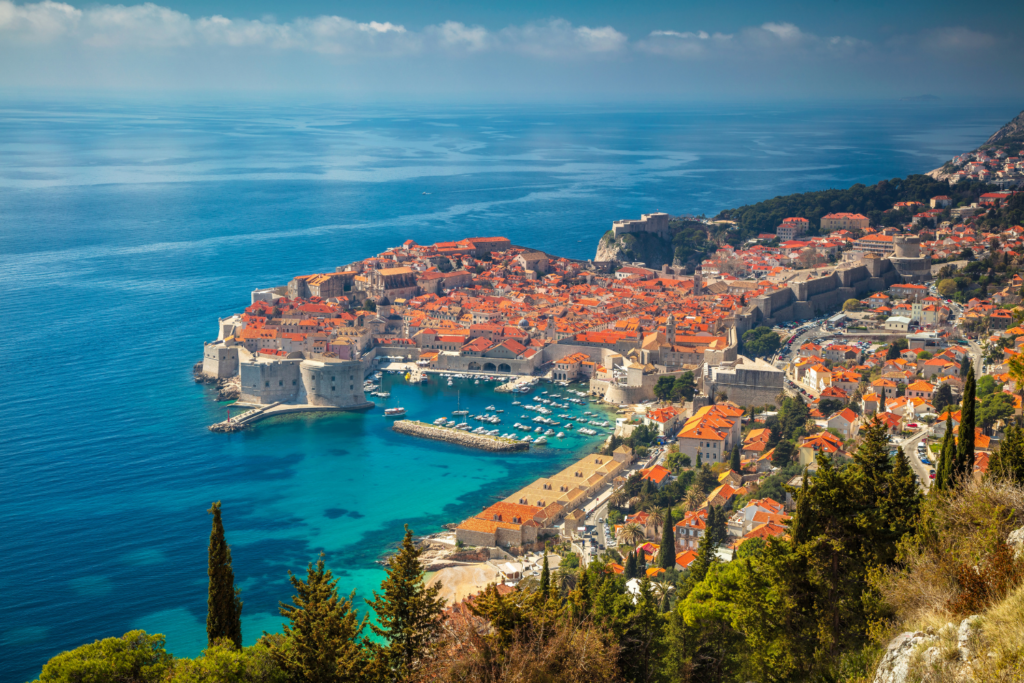 Panoramisch uitzicht over oude stadsmuren Dubrovnik en de Adriatische Zee