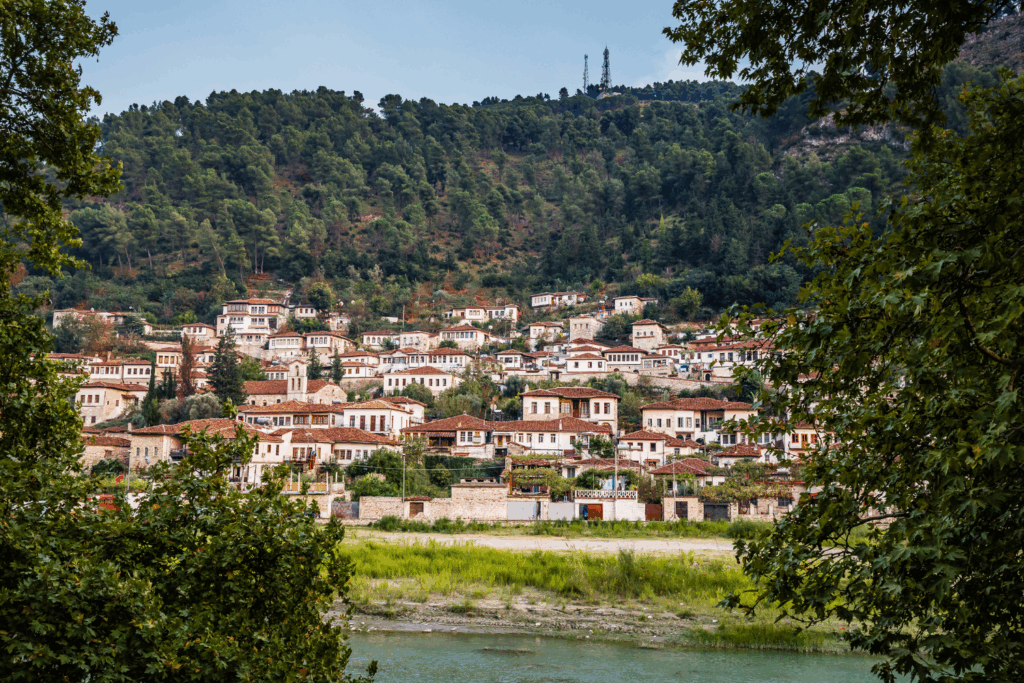 Uitzicht op witte Ottomaanse huizen in Berat, Albanië